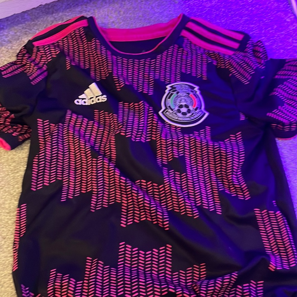 I am selling a soccer jersey!